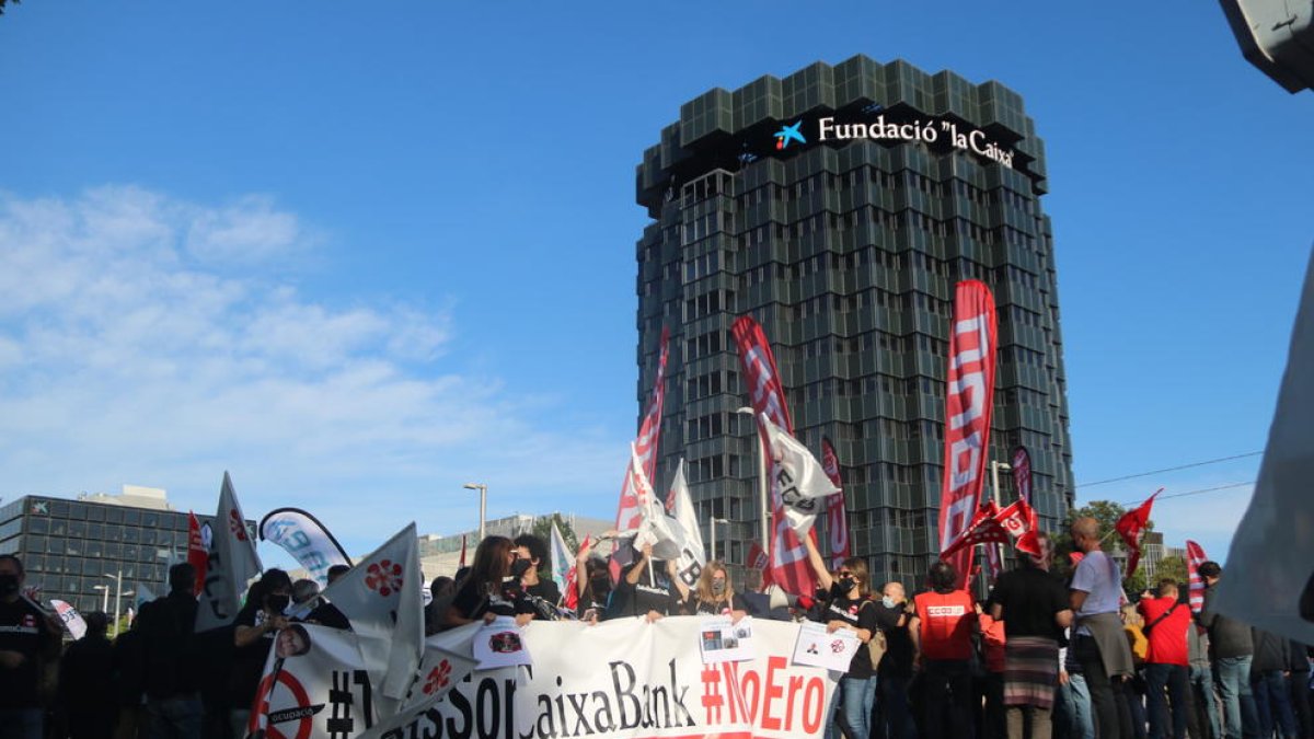 La manifestación de la plantilla de CaixaBank contra el ERE delante la sede de la fundación La Caixa, situada en la avenida Diagonal de Barcelona, el mayo pasado.