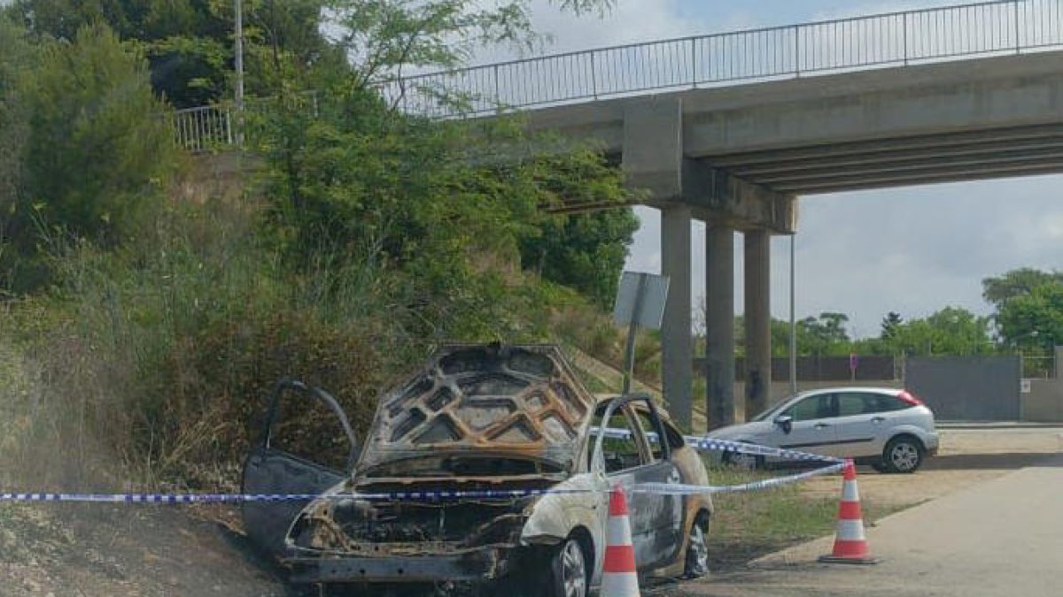 Estado en que ha quedado el vehículo quemado durante los actos vandálicos.