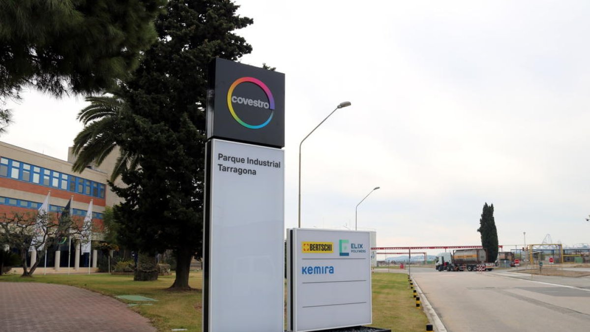 Acceso a la planta de Covestro en Tarragona,