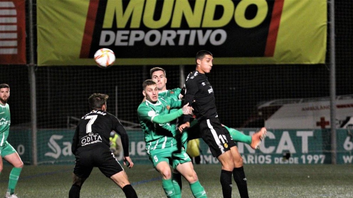 Pablo Fernández lucha una pelota dividida.