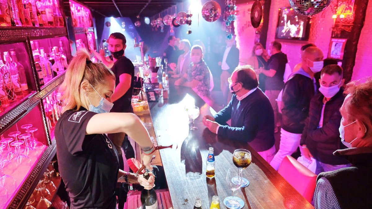 Una barra llena en el interior de un bar musical durante el ensayo clínico para la apertura del ocio nocturno.