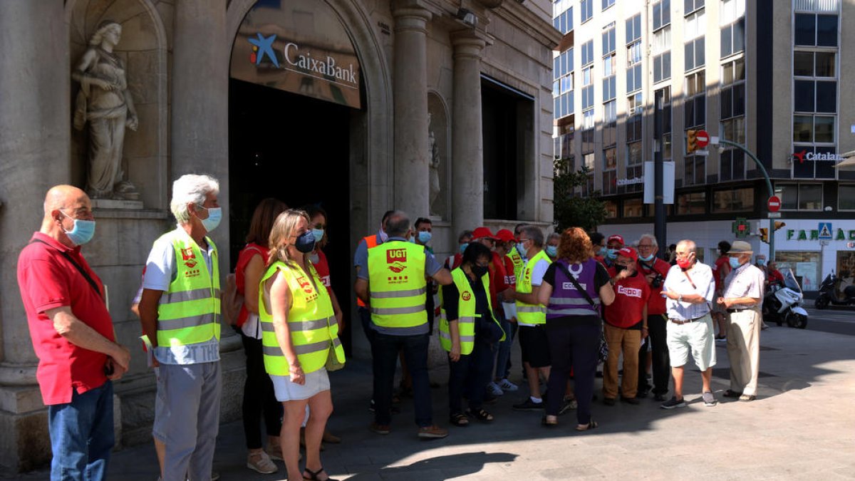 Pla general dels pensionistes i jubilats protestant davant l'oficina de la Caixa a la rambla.