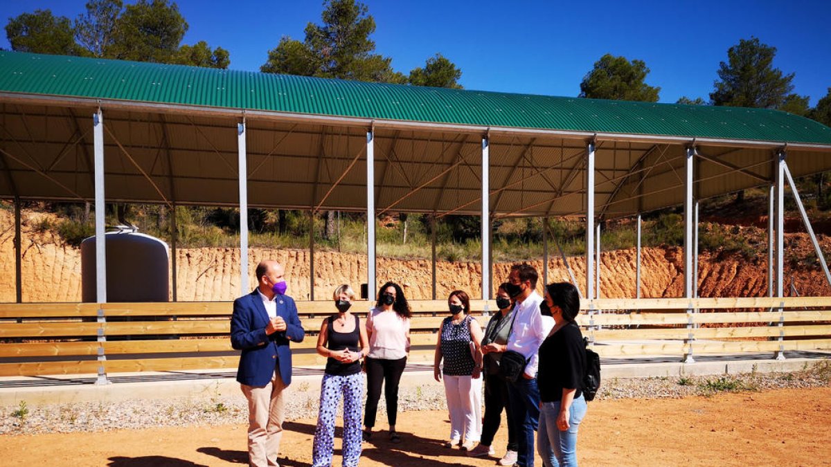 La presidenta de la Diputació de Tarragona, Noemí Llauradó, acompanyada d'altres autoritats, durant la seva visita a Espais Test de Gandesa.