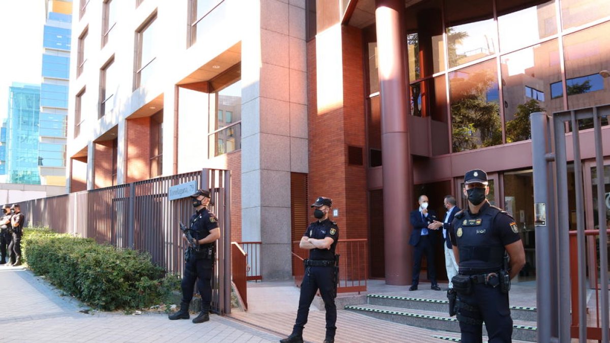 Pla general de l'entrada de la seu del Tribunal de Comptes.