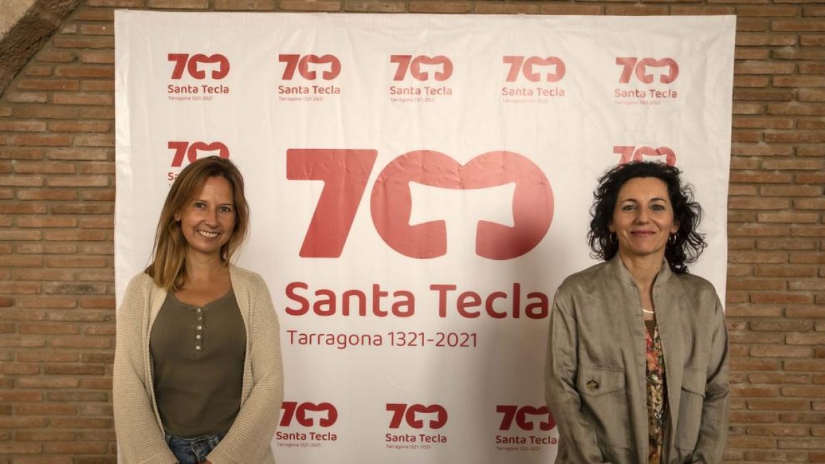 La consellera de Cultura i Festes de l'Ajuntament de Tarragona, Inés Solé, acompanyada de la vicerectora de la URV, Maria Bonet, en la presentació de les jornades.