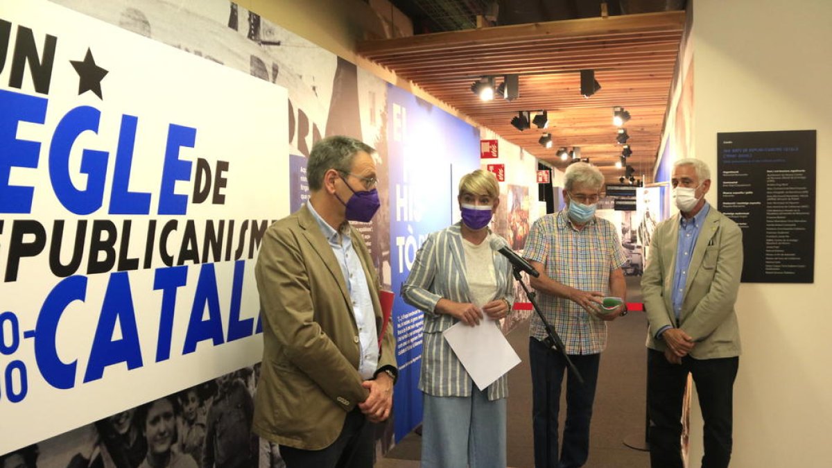 El director del Memorial Democràtic, Jordi Font; la consellera de Justícia, Lourdes Ciuró; Carles Vallejo (ACEPF) i el director general de Memòria Democràtica, Toni Font, en un acte amb entitats per a la retirada del monument franquista de Tortosa.