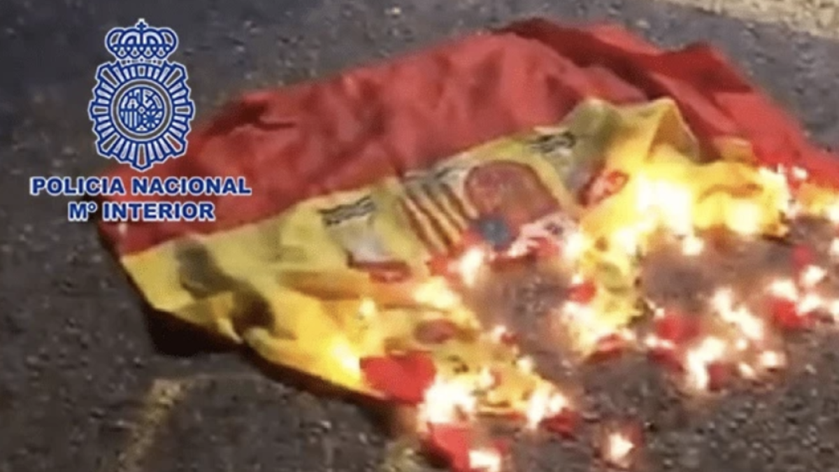 La bandera en flames.