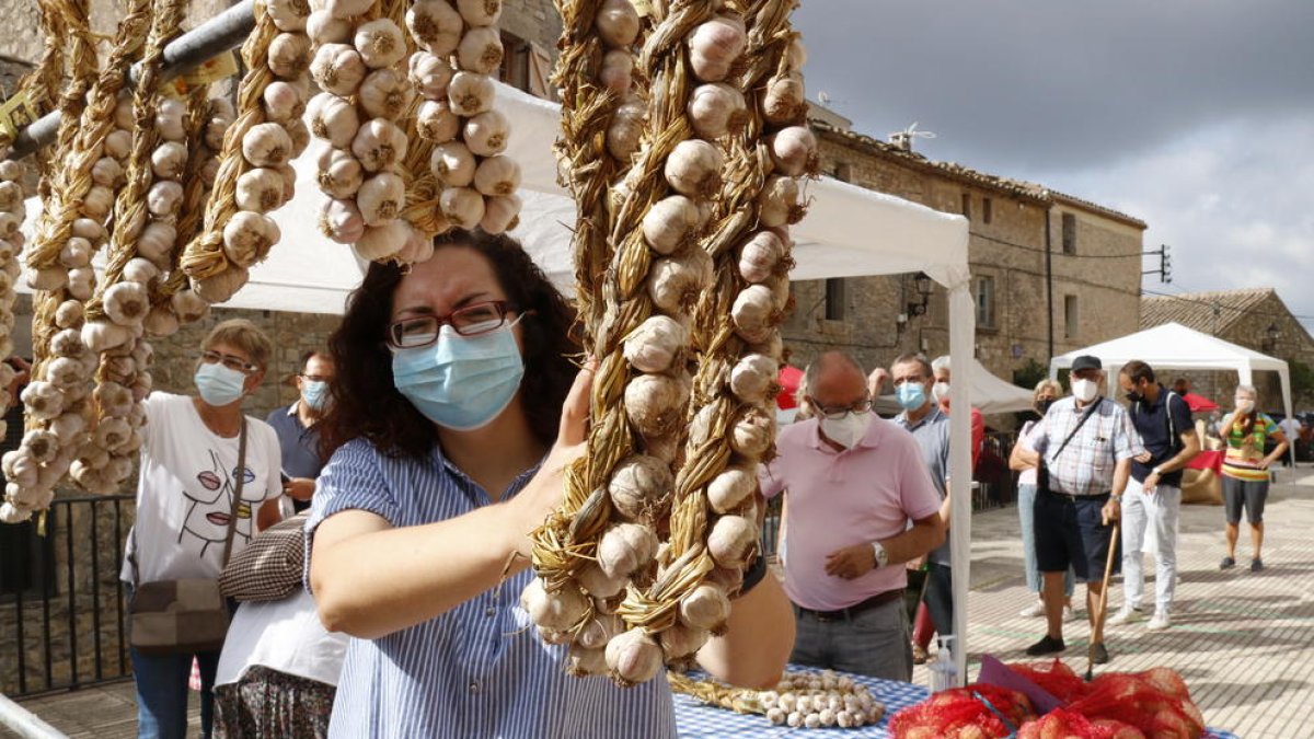 Parada de venda de forcs d'alls en la XII festa de l'all de Belltall (Conca de Barberà), a la plaça de les Escoles.