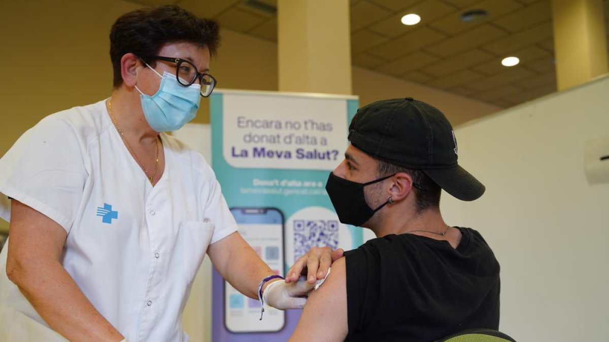 Imagen de un joven vacunándose al punto sin cita que este martes se abrieron a Gandesa.