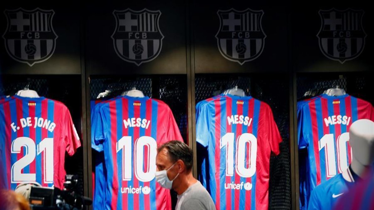 Camisetas con el nombre de Messi en la tienda del FC Barcelona.