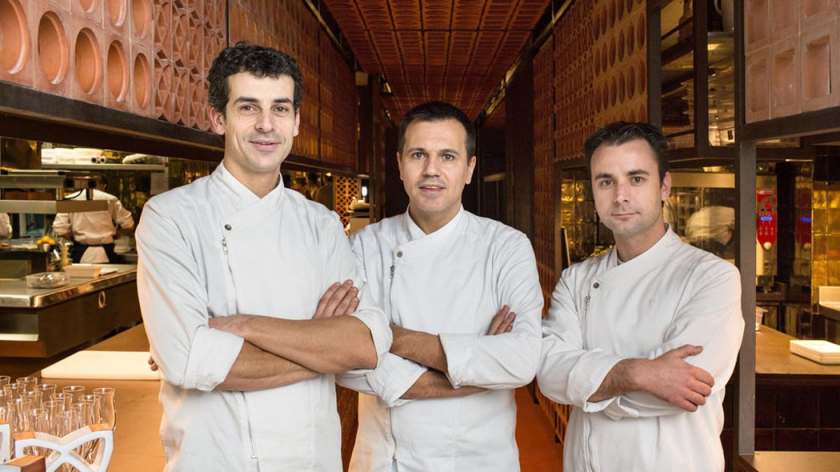 De izquierda a derecha, los chefs Mateu Casañas, Oriol Castro y Eduard Xatruch, en una imagen de archivo en el restaurante Disfrutar de Barcelona.