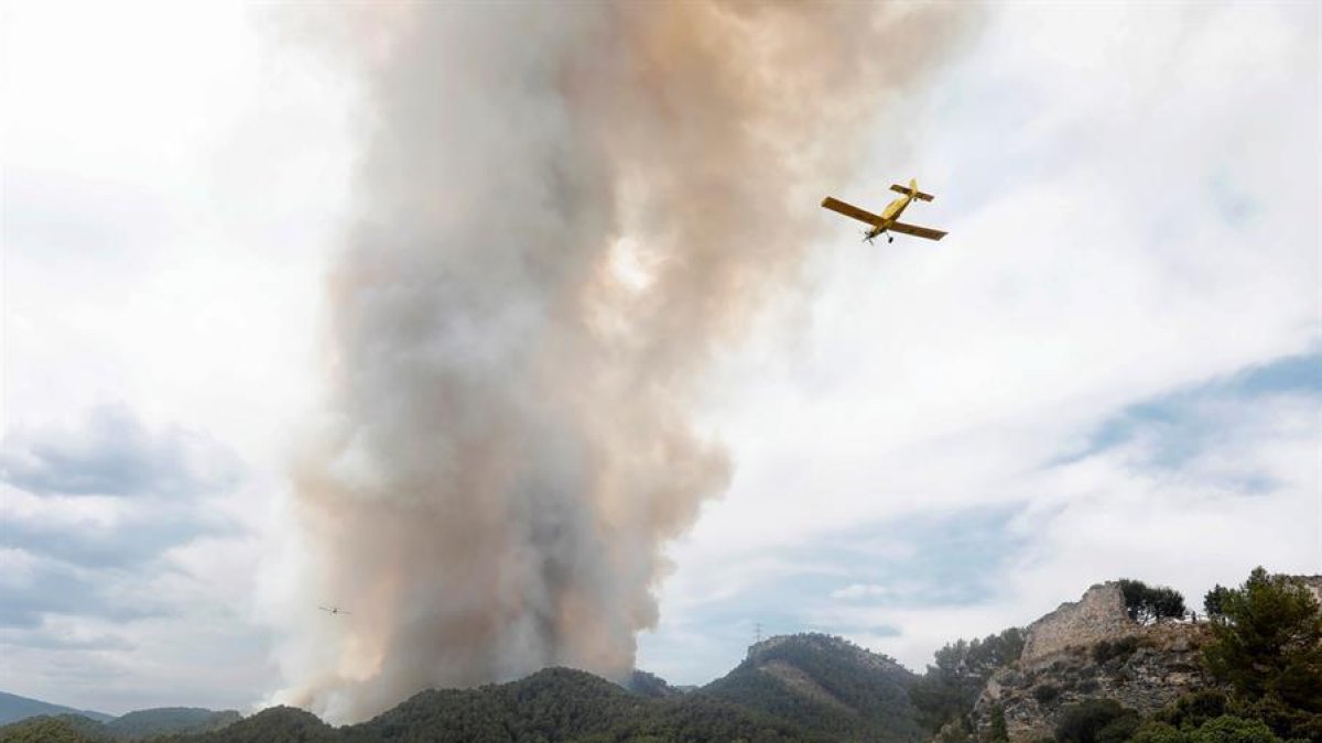 Dos hidroavions a la zona del castell de Miralles.