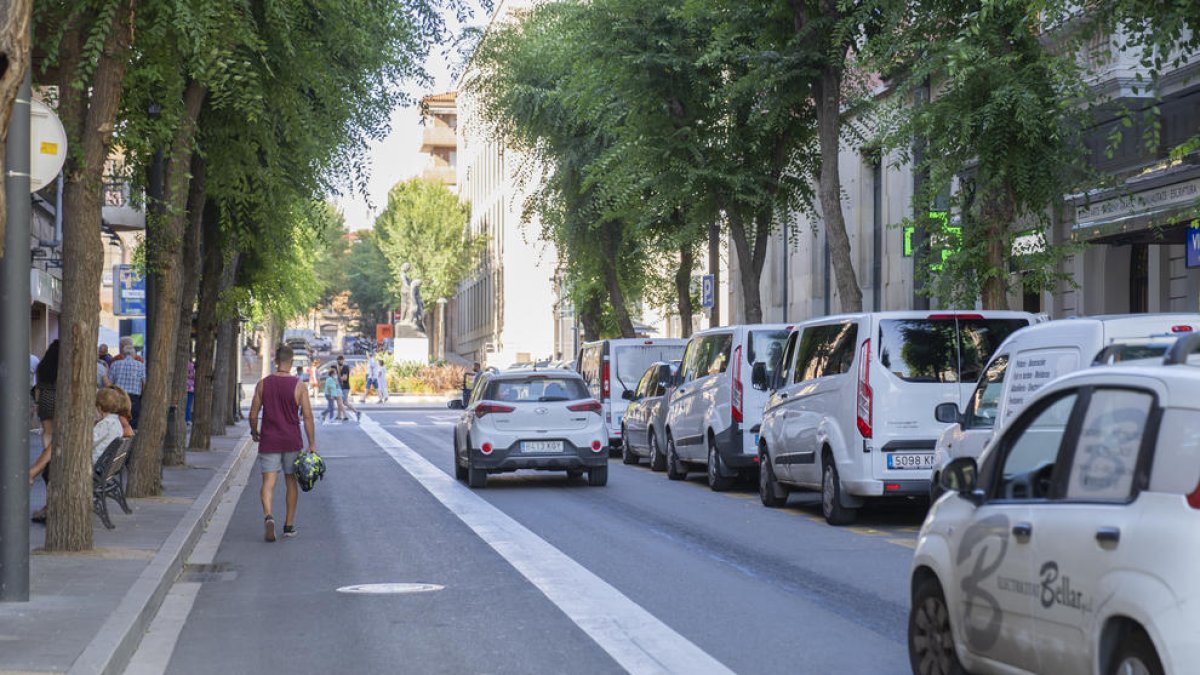 Imagen de la calle Canyelles, que a partir de enero de 2022 experimentará una transformación.