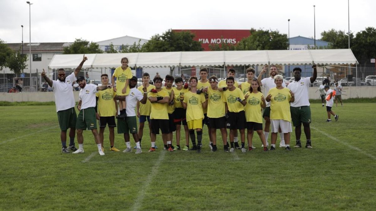 Los jóvenes que han participado en el campus impulsado por los Barcelona Dragons.