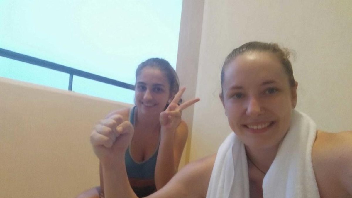 Laia Ferré i Sheila Maetzu fent esport a la seva habitació d'hotel a Malta on es troben confinades.