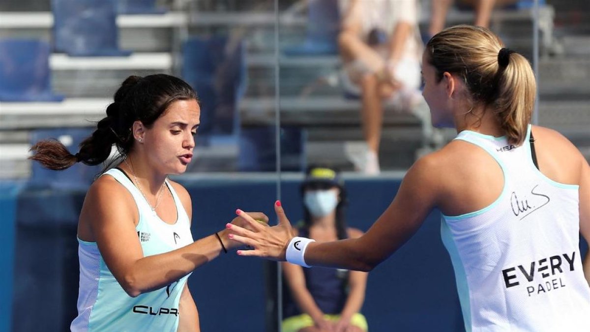 Ari Sánchez i Paula Josemaría celebrant un punt a la final del World Padel Tour a Portugal.