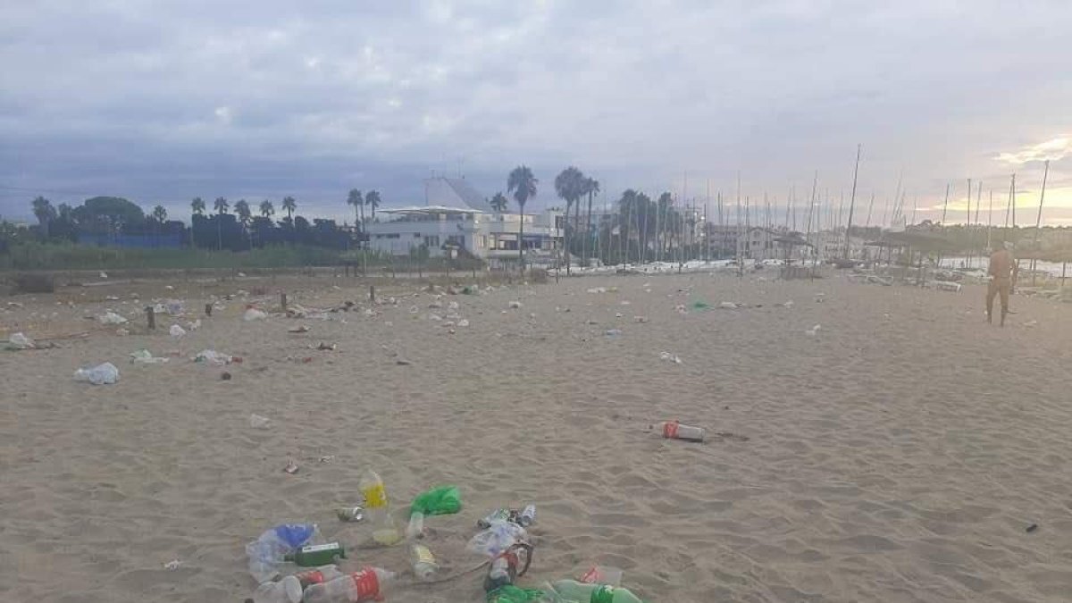 Imagen de los restos que el botellón ha dejado en la playa de Tamarit.
