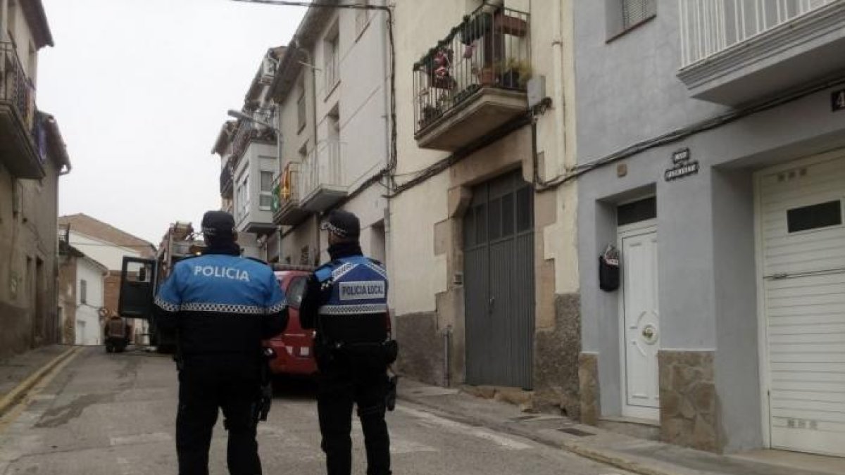 Imatge d'arxiu de dos agents de la Policia Local de les Borges Blanques.