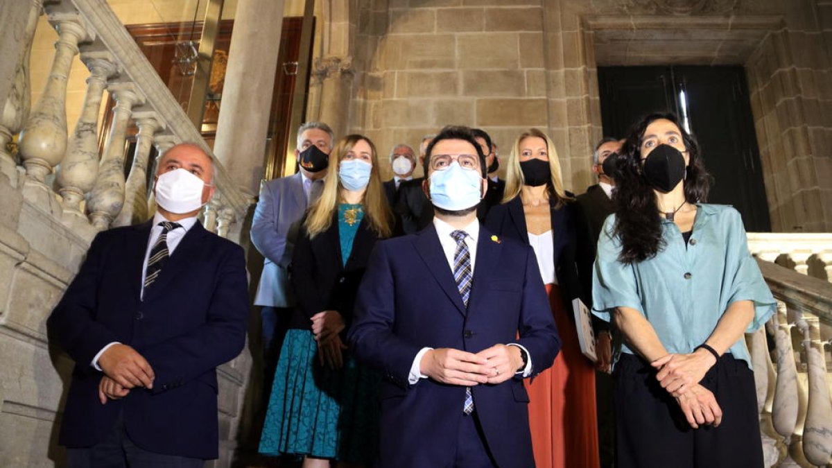 Plano general del presidente del Govern, Pere Aragonès, y la presidenta de la Cambra de Comerç de Barcelona, Mònica Roca.