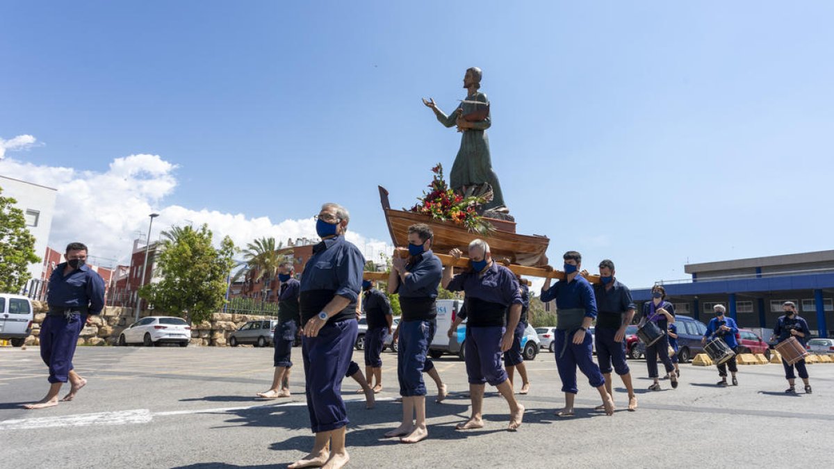 Els pescadors duent Sant Pere a la parròquia.