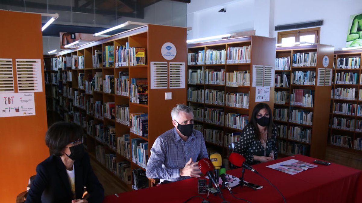 Plano abierto de la presentación de las XVI Jornades de les Lletres Ebrenques en la biblioteca comarcal Sebastià Juan Arbó de Amposta.