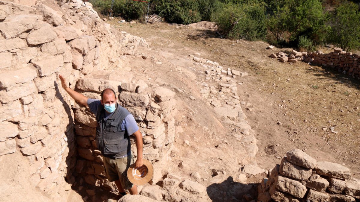 Rafel Jornet, professor de la Universitat de Barcelona i codirector de les excavacions al Coll del Moro de Gandesa, mostrant la porta d'entrada a l'assentament ibèric.