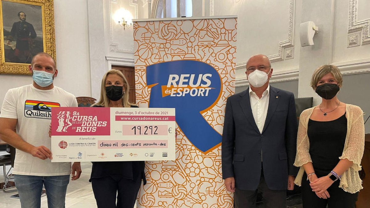 La entrega del cheque con el importe recaudado en la novena edición de la Cursa de la Dona de Reus.