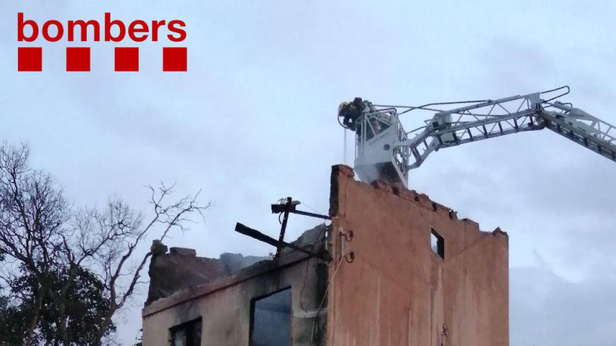 Una imagen de los Bomberos trabajando en la casa.