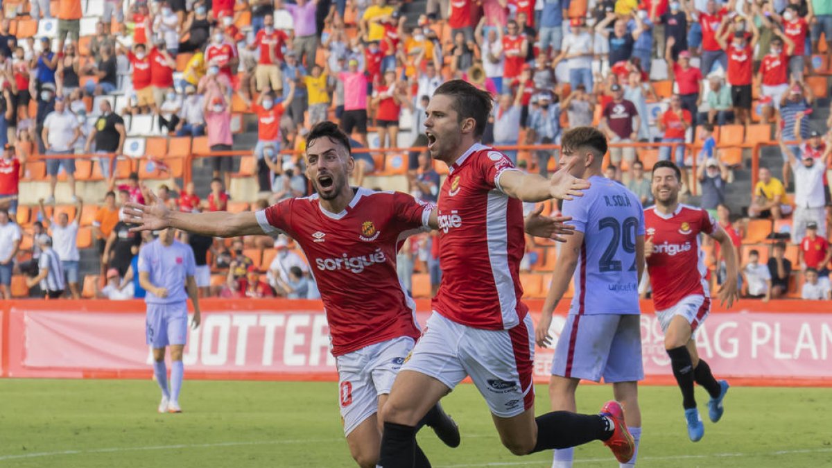 Fran Carbia celebra el gol, al costat de Robert Simón.