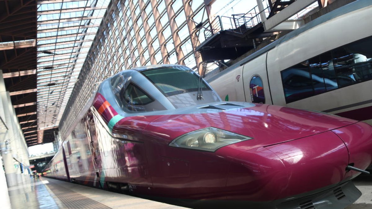 Part davantera d'un tren AVLO, l'AVE 'low cost' de Renfe. Imatge del 24 de març de 2021.