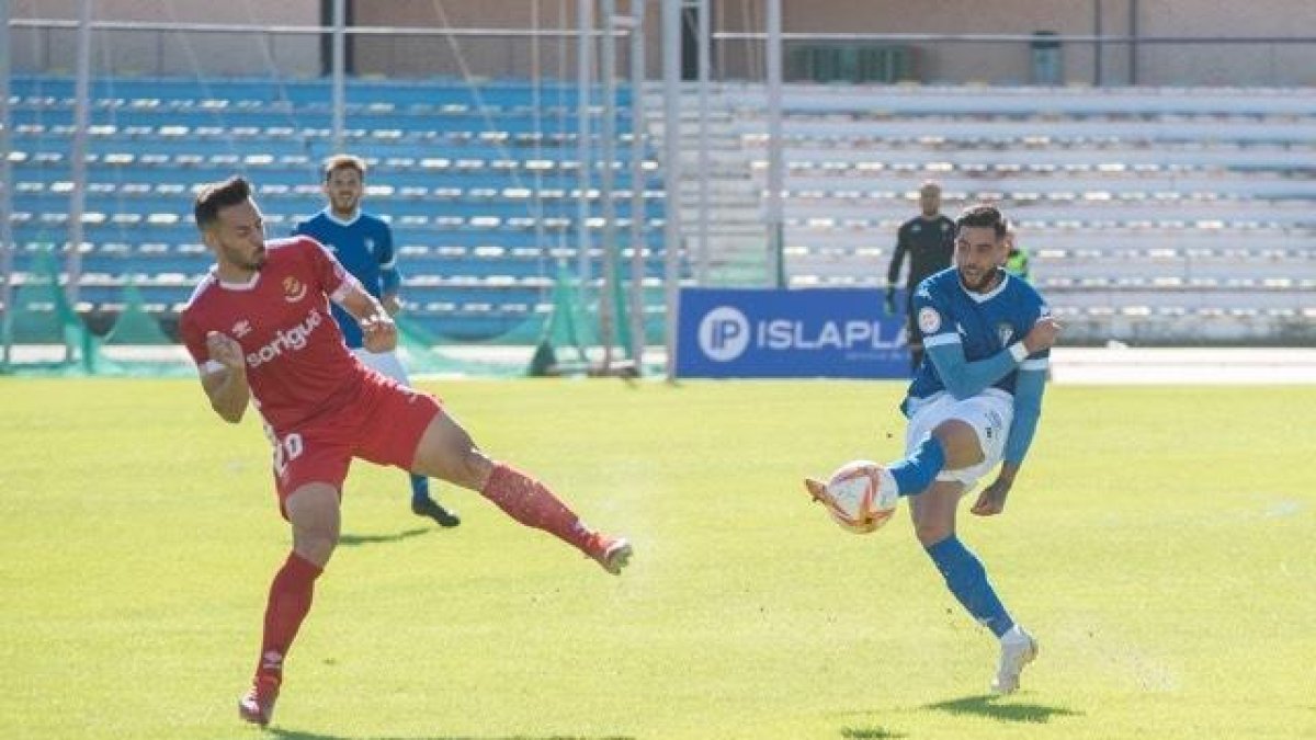 Robert Simón intentant bloquejar el xut d'un jugador del San Fernando.