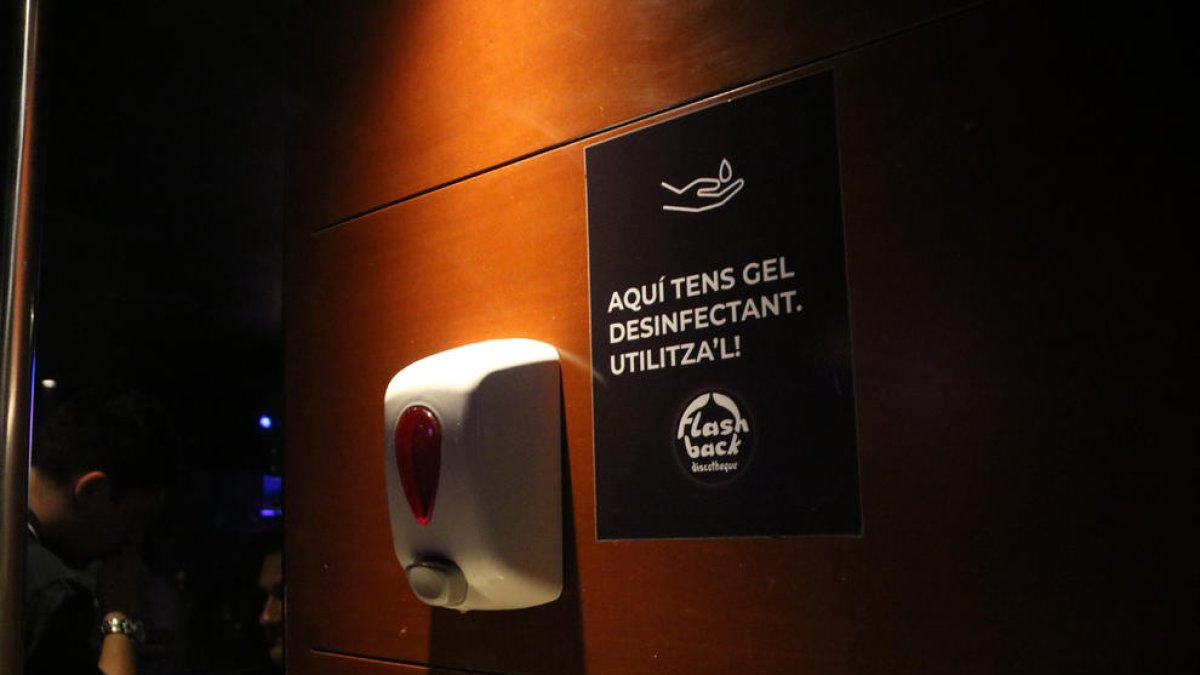 Imagen de un dispensador de hielo|gel hidroalcohòlic en una discoteca de Salou.