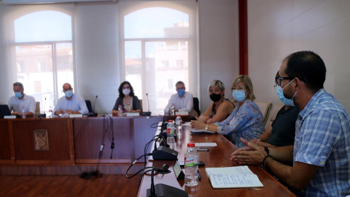 Pla obert de la reunió entre el govern municipal d'Alcanar i representants del Govern a les Terres de l'Ebre.