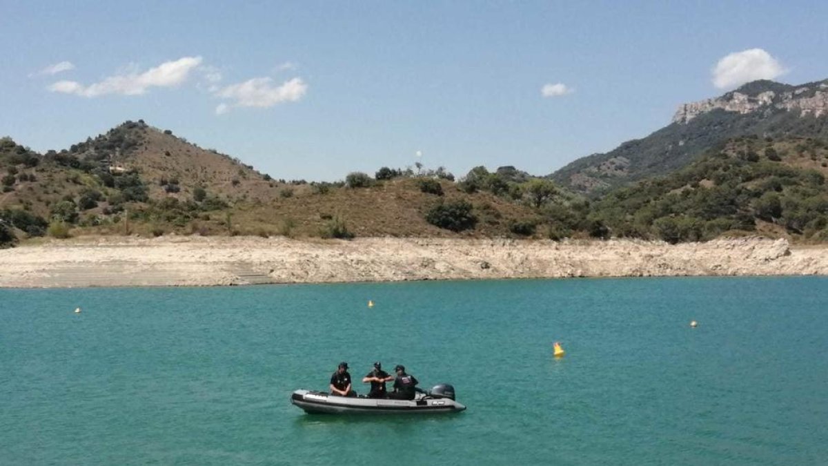 Els Mossos d'Esquadra participant a la recerca al pantà de Siurana.