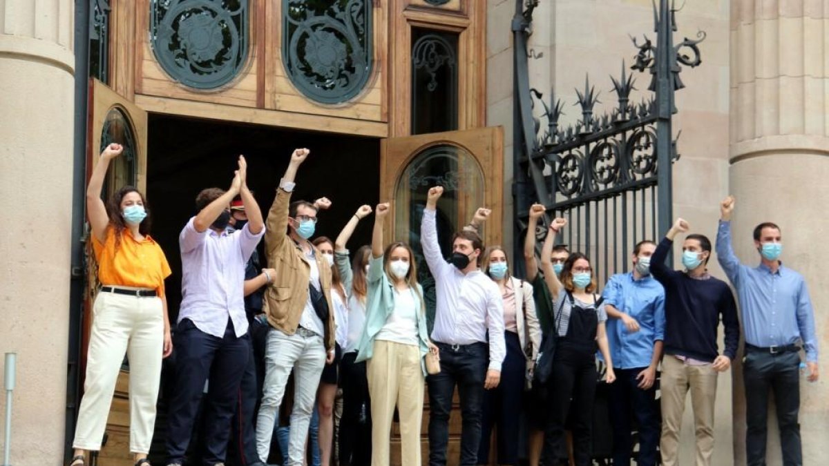 Imagen de los universitarios juzgados en las puertas de la Audiencia de Barcelona antes del juicio.