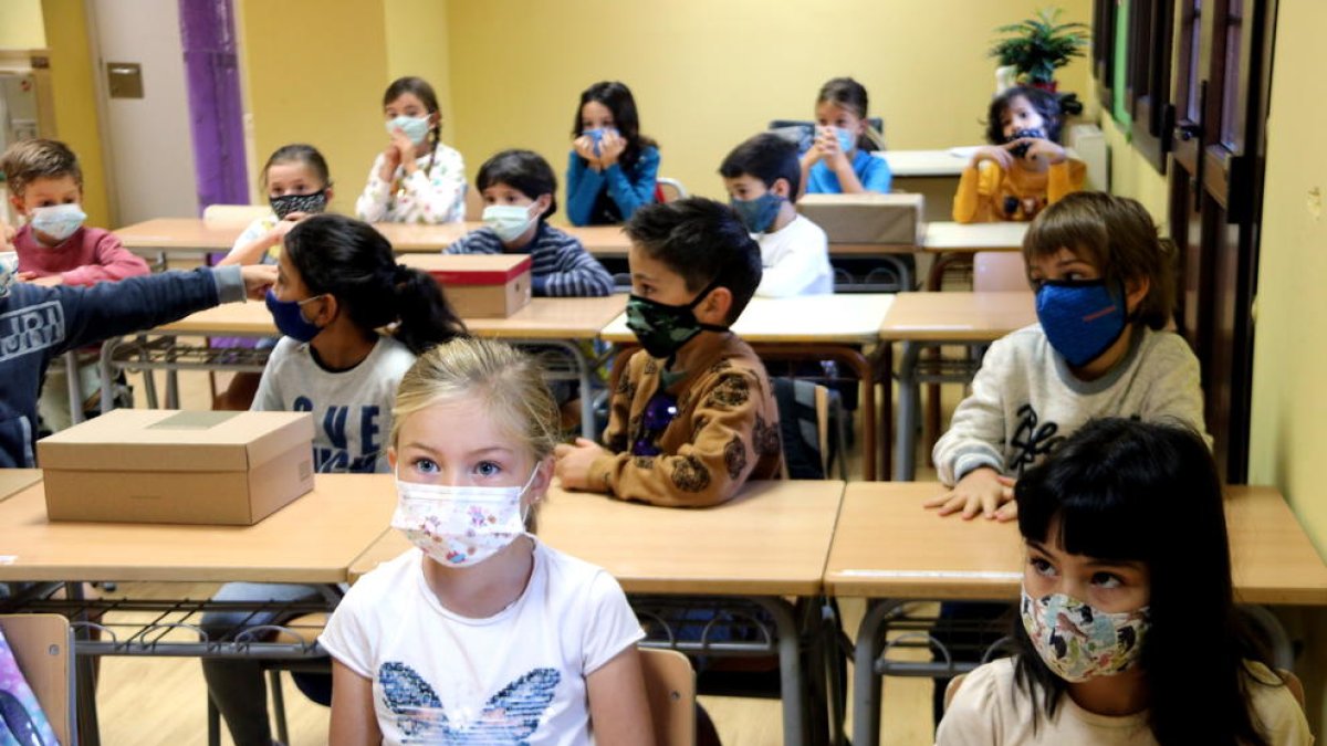 Panorámica de una aula con todos los alumnos con mascarilla en la escuela de Salardú, en el Valle de Aran.