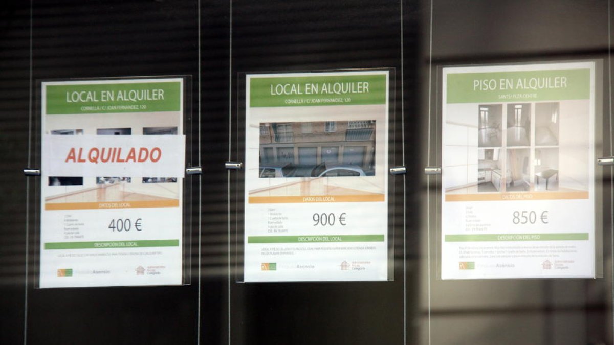 Imagen de archivo de los carteles de una inmobiliaria.