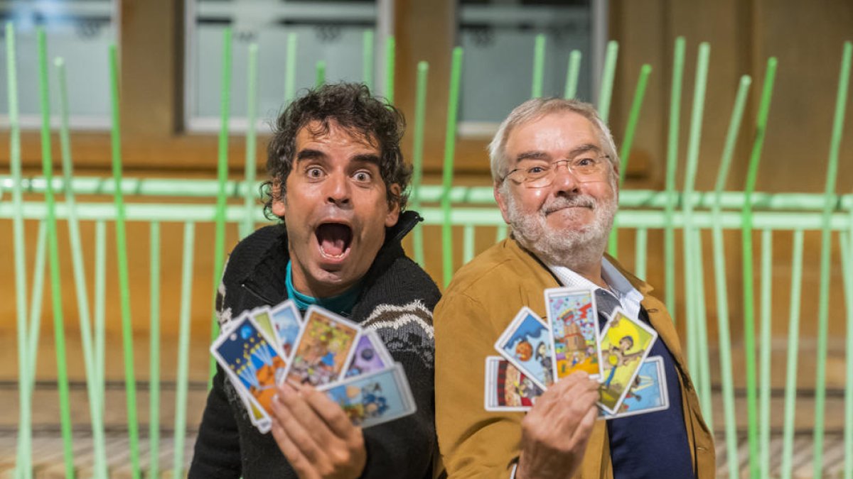 Oscárboles y su padre, Joan Noguera, con algunas de las cartas que han diseñado.