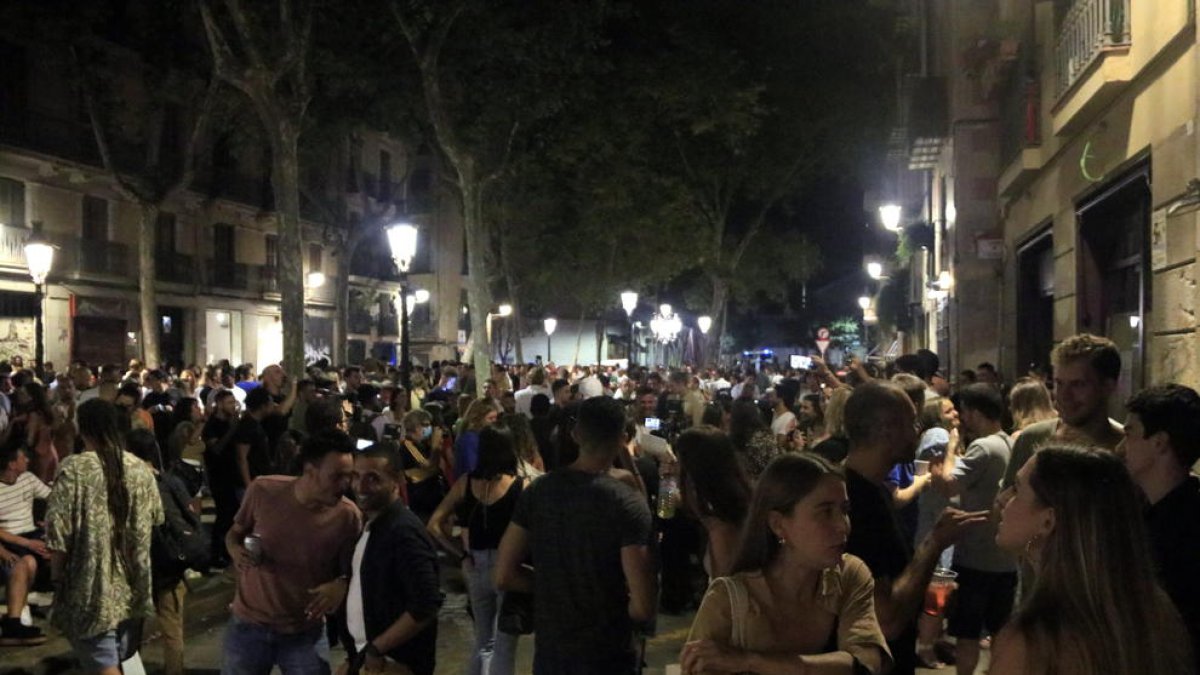 Persones al passeig del Born, algunes fent 'botellón', sense distàncies ni mascareta, en la cinquena onada de la covid-19.