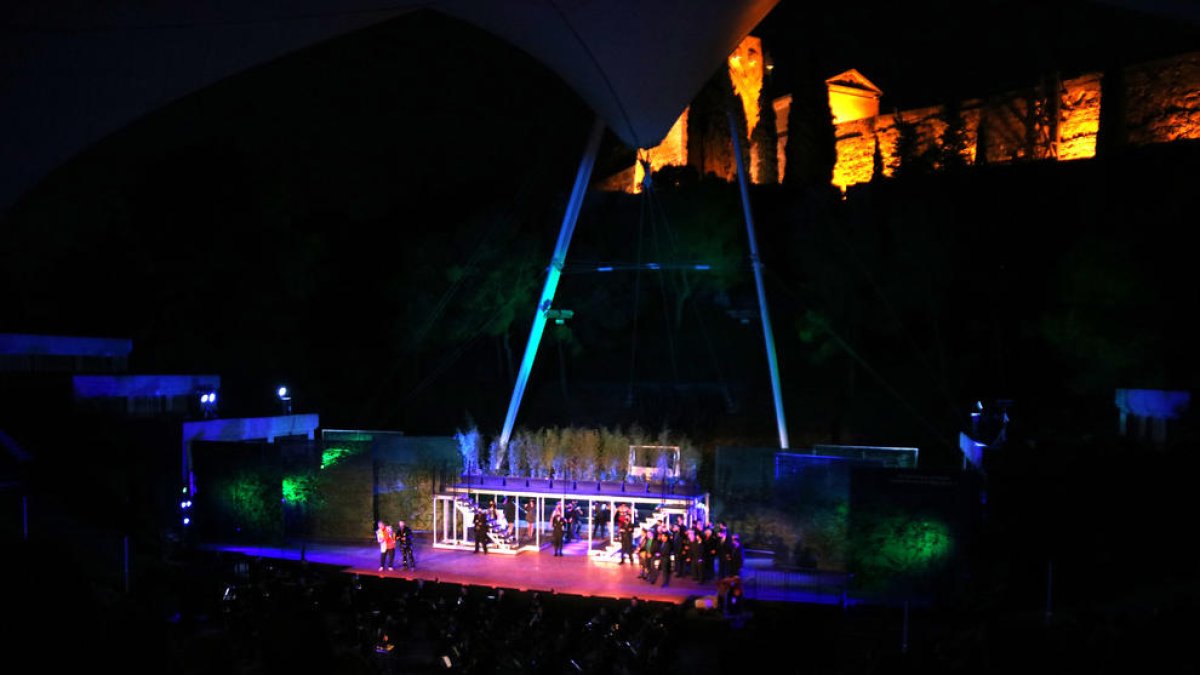 Els artistes actuant a l'òpera Rigoletto, feta al Teatre Auditori de Camp de Mart de Tarragona.