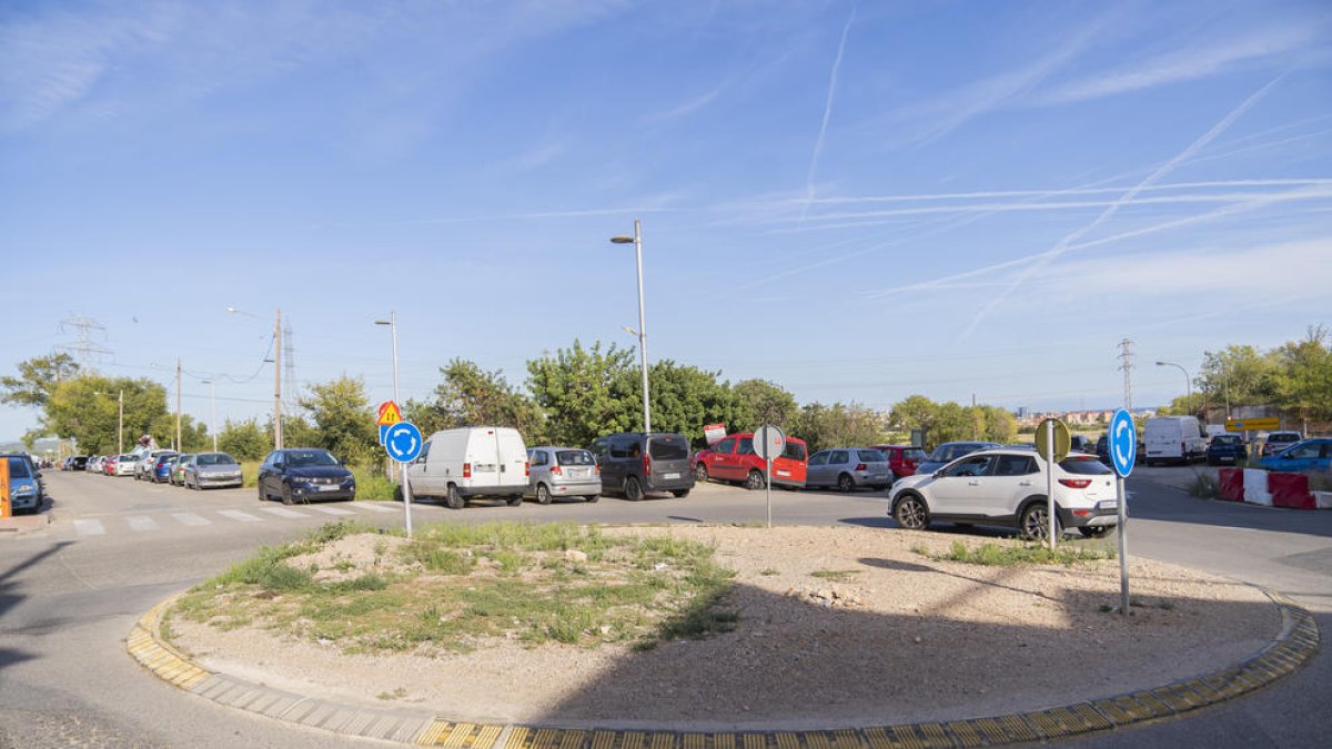 La rotonda actual solo consta de una zona de tierra a su interior al mismo nivel de la calzada.