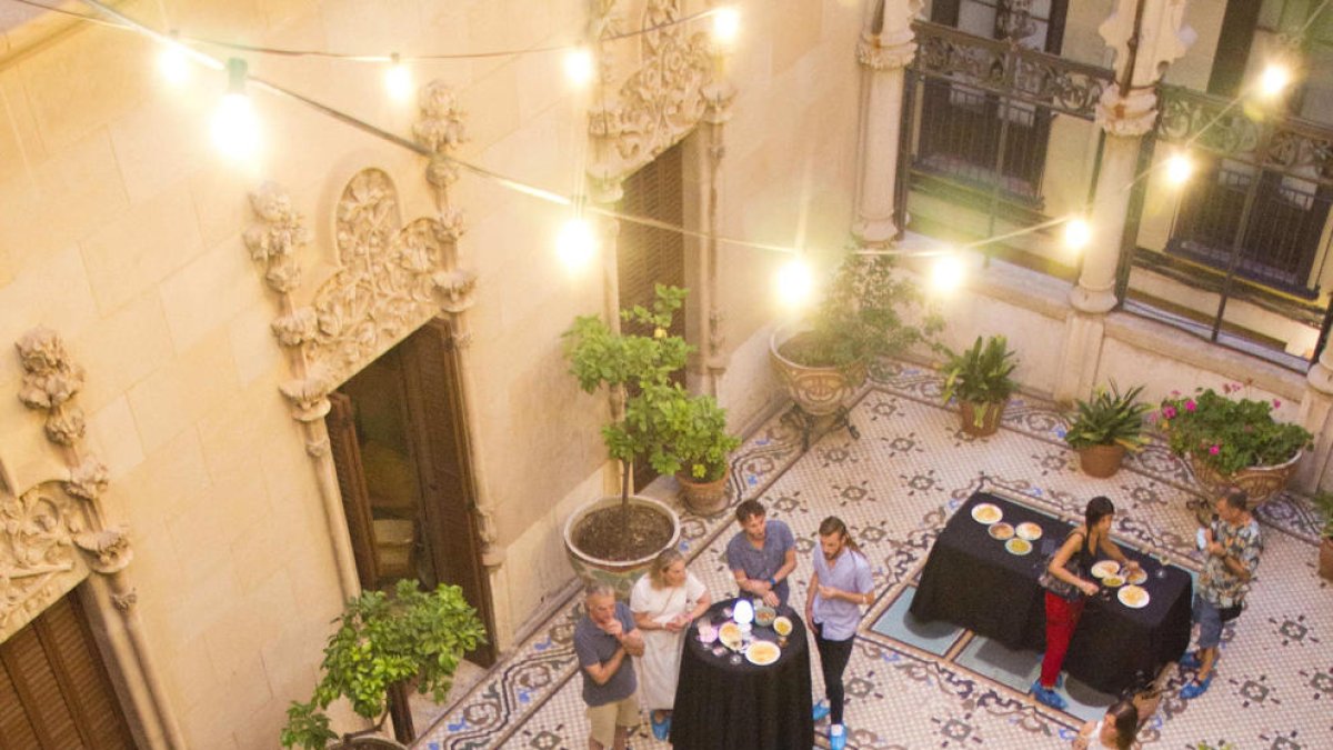Imagen de una de las 'Visitas Premium' en la Casa Navàs de Reus.