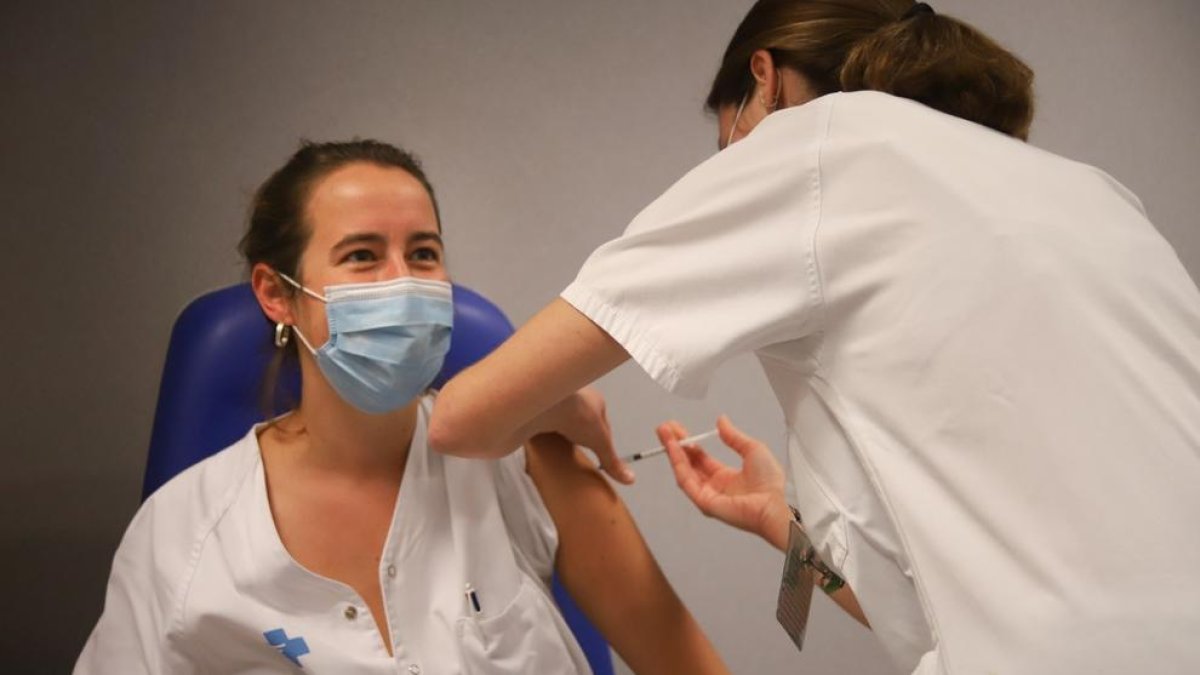 Imatge d'una professional sanitària reben una vacuna.