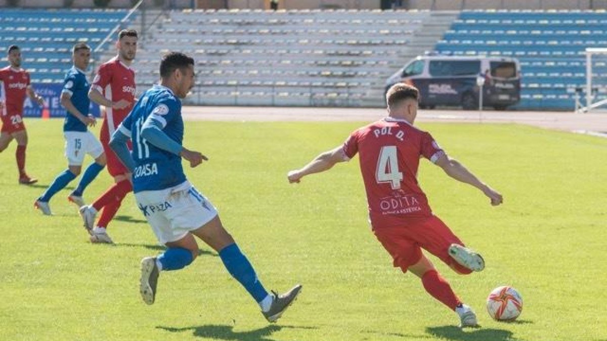 Pol Domingo en una acció en el partit jugat ahir, diumenge.