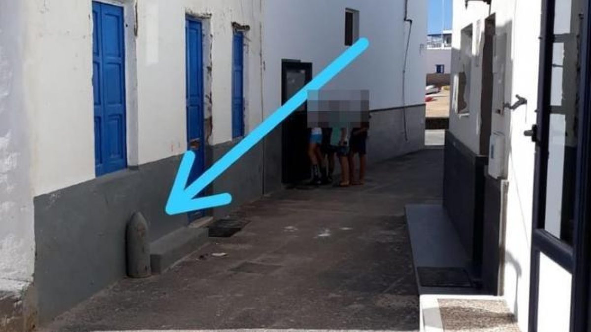 El projectil, col·locat a manera d'adorn a la porta d'una casa de Caleta de Sebo (La Graciosa).