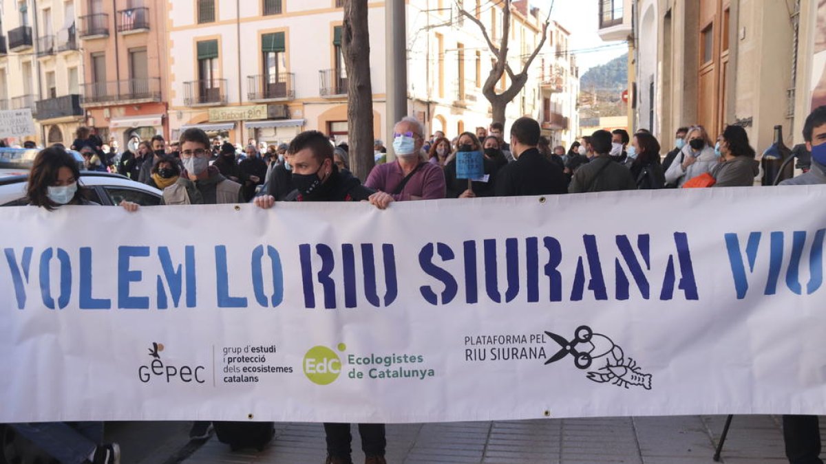 Plano medio de una de las pancartas de la concentración para dar apoyo a los activistas de la Plataforma Riu Siurana en Falset.