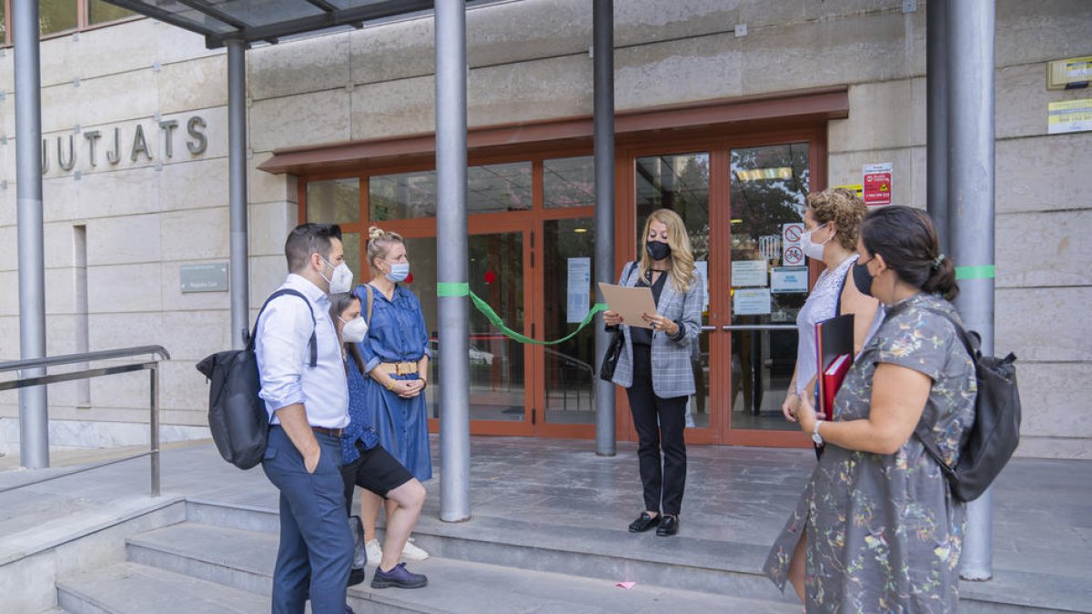 A Reus, així com en 13 indrets més de Catalunya, els advocats van fer la lectura del manifest.