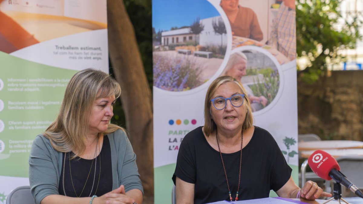 Representantes de la Asociación de Alzheimer durante el anuncio.