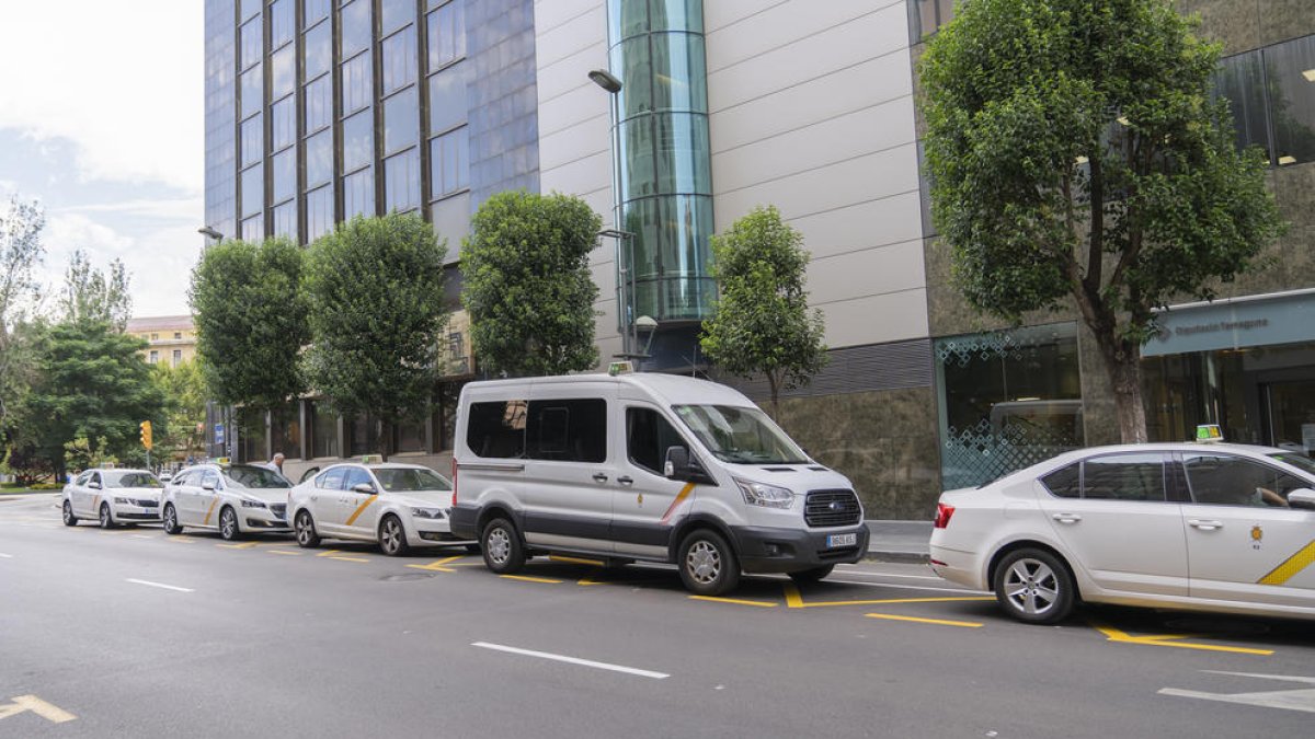 Furgoneta adaptada per a persones amb mobilitat reduïda estacionada al carrer Pere Martell.