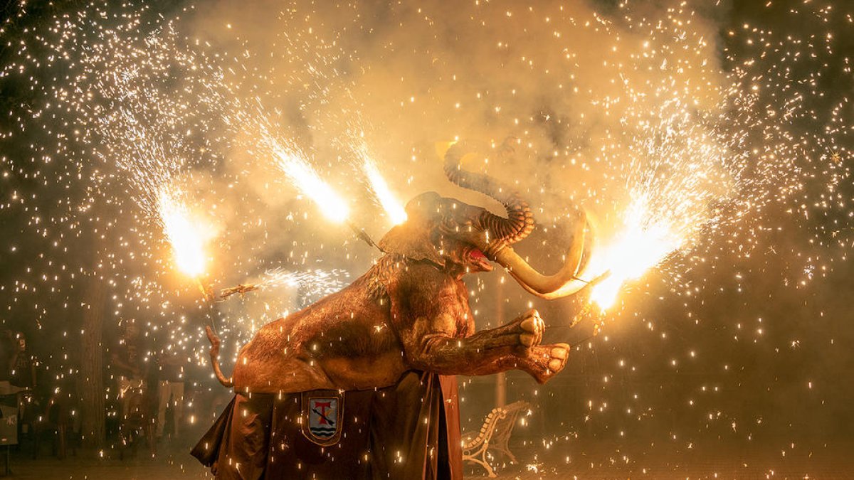 La nueva figura del bestiario del Baile de Diablos de la Canonja en pleno baile de lucimiento.